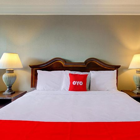 Oyo Hotel Douglas Ga Us-441 Exterior photo